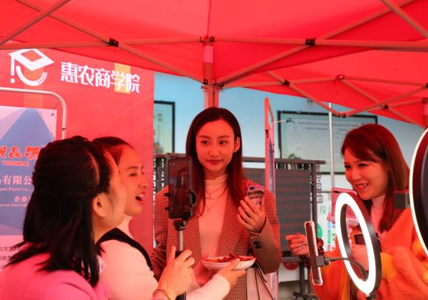 長沙縣：?梨街道農(nóng)產(chǎn)電商直播特訓(xùn)營搭建全新教育平臺(tái) 助力鄉(xiāng)村振興