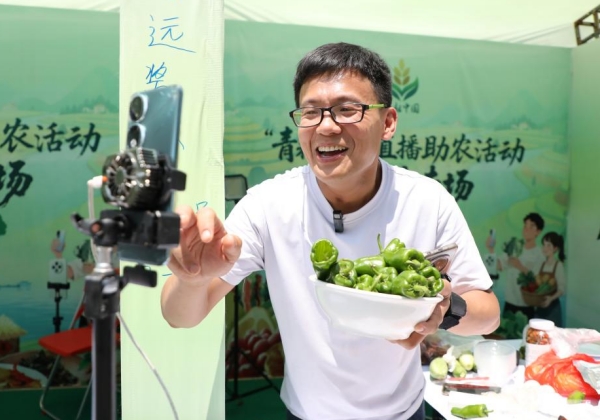 90后村官歐陽曙光：“小屏幕”打開大市場，銷售農(nóng)產(chǎn)品超300萬元